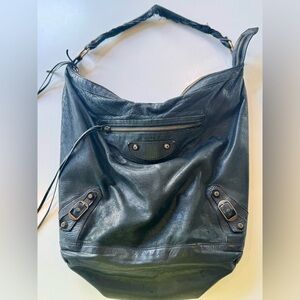 Balenciaga Le City Black hobo bag
Very much loved
Vintage
Lambskin